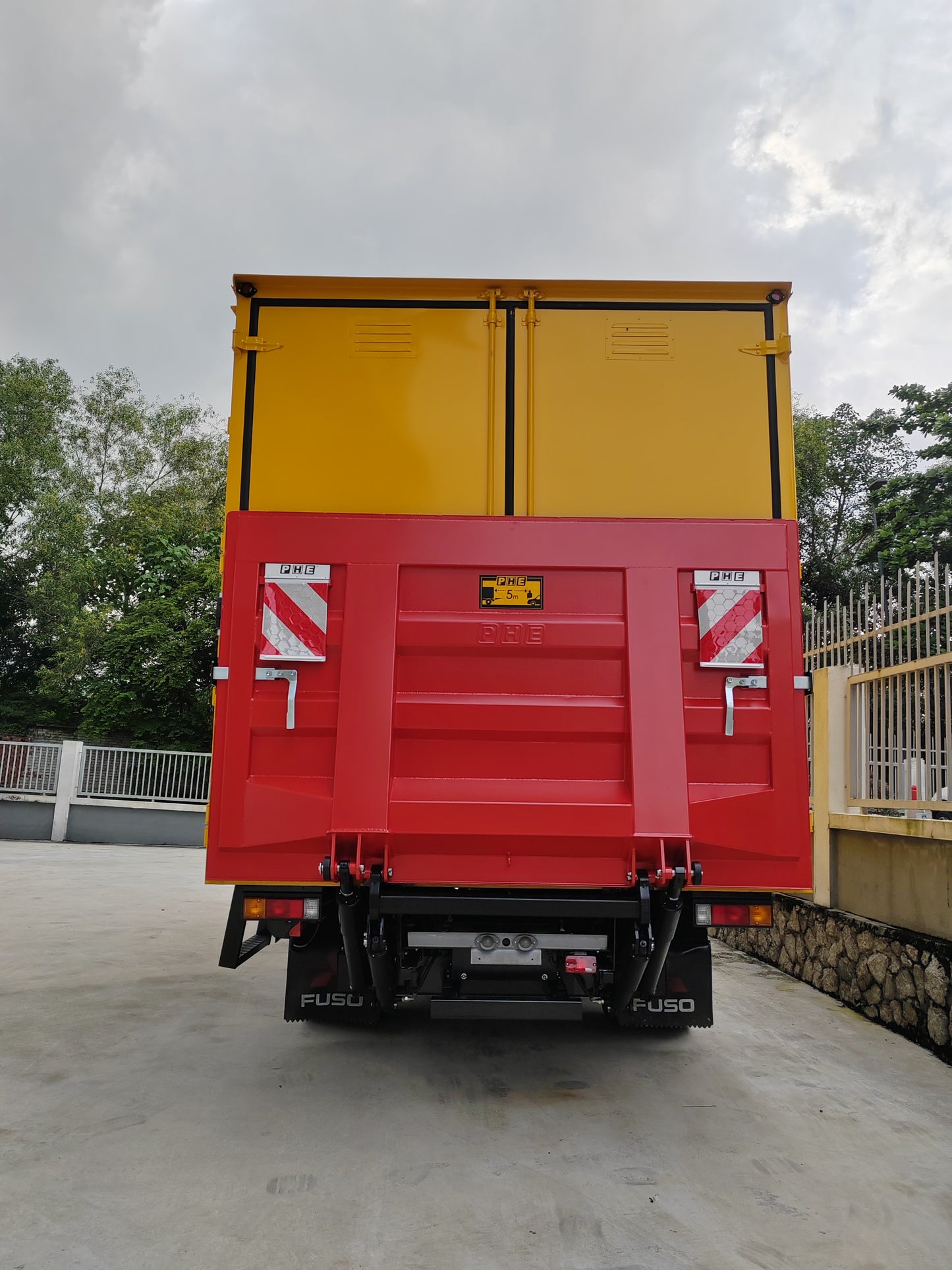 2025 Malaysia FUSO TF CANTER ALUMINIUM BOX 17FT WITH TAIL-LIFT