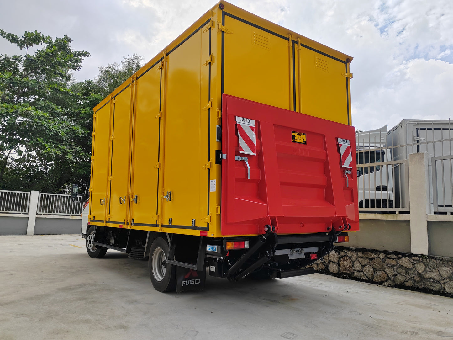 2025 Malaysia FUSO TF CANTER ALUMINIUM BOX 17FT WITH TAIL-LIFT