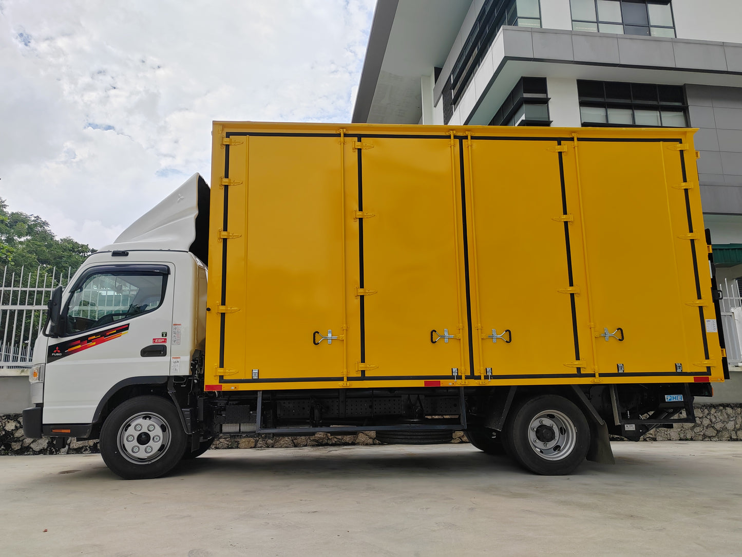 2025 Malaysia FUSO TF CANTER ALUMINIUM BOX 17FT WITH TAIL-LIFT