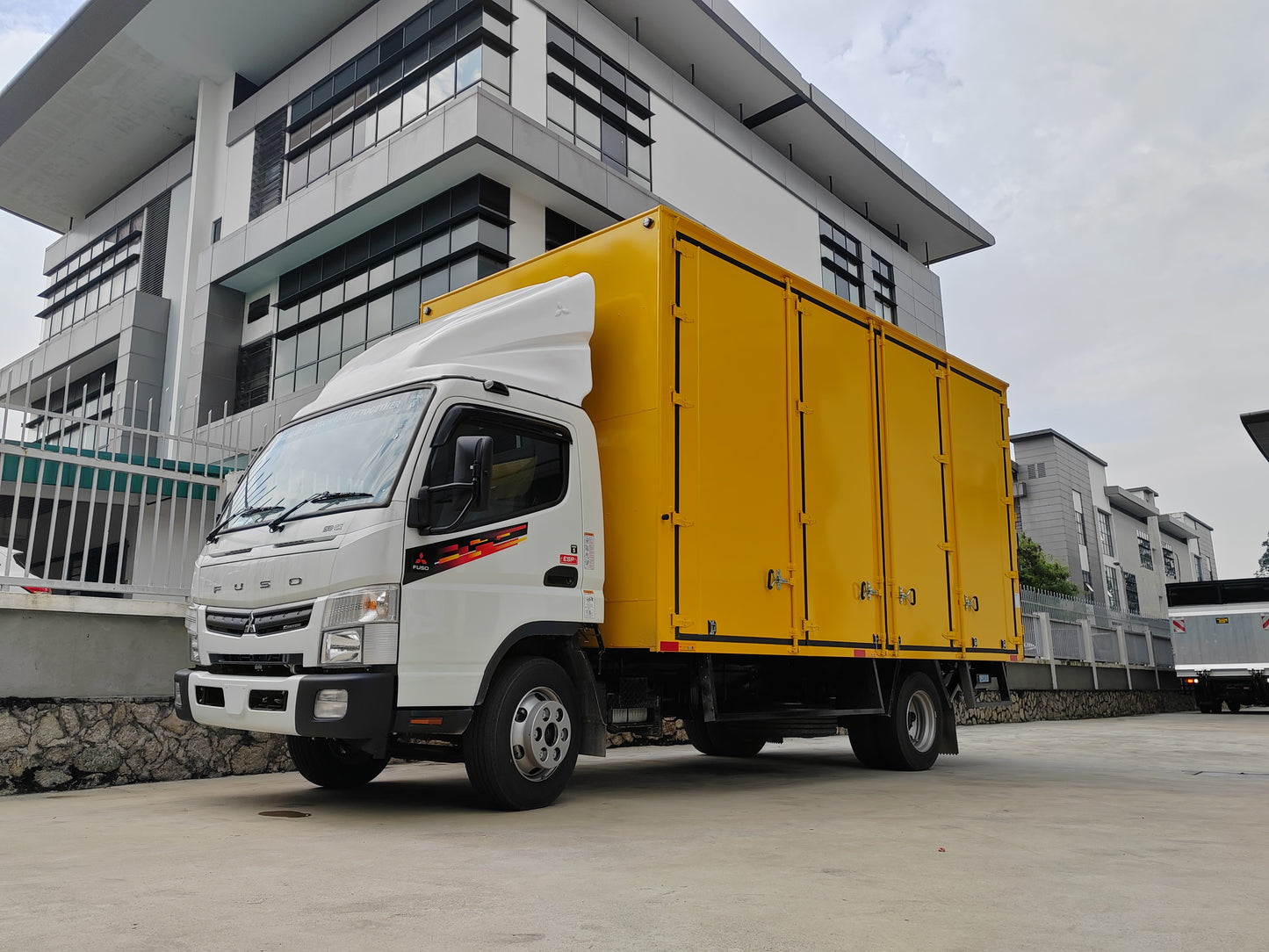 2025 Malaysia FUSO TF CANTER ALUMINIUM BOX 17FT WITH TAIL-LIFT