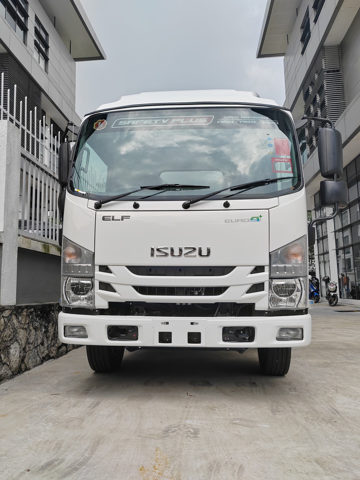 2025 Malaysia ISUZU NMR125 Aluminum Box Body with MS 3mm Steel Chequered Floor