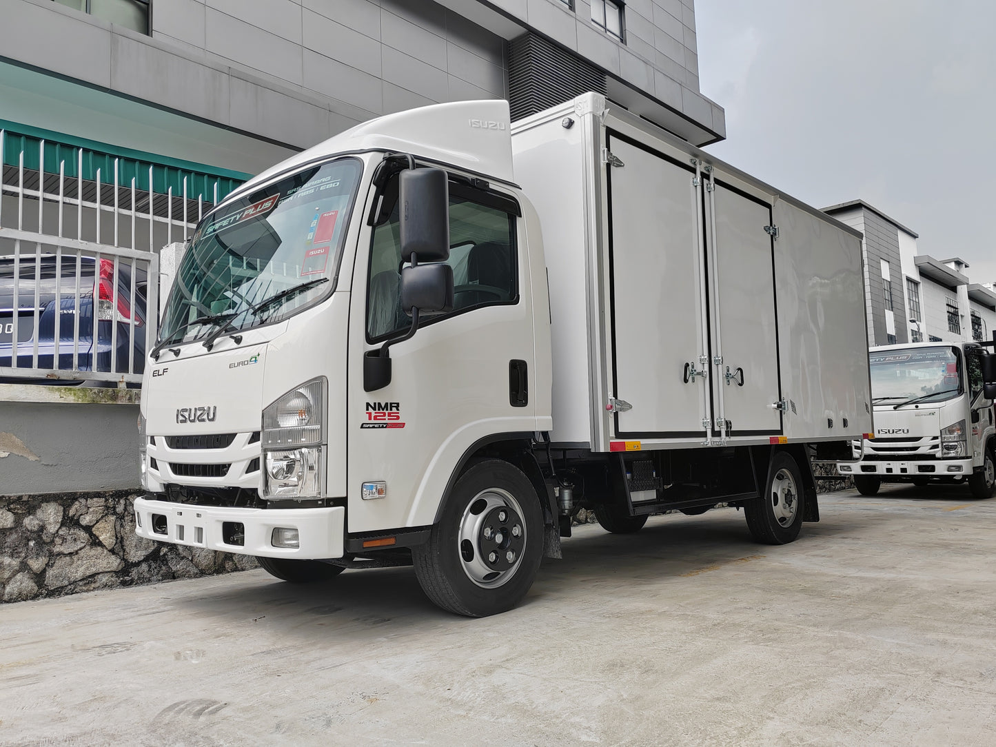 2025 Malaysia ISUZU NMR125 Aluminum Box Body with MS 3mm Steel Chequered Floor