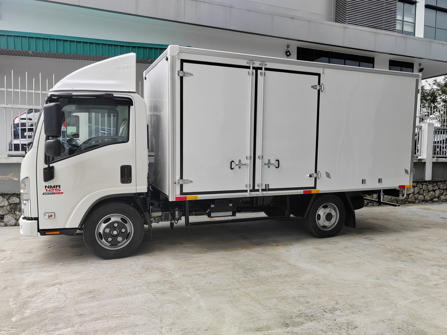 2025 Malaysia ISUZU NMR125 Aluminum Box Body with MS 3mm Steel Chequered Floor