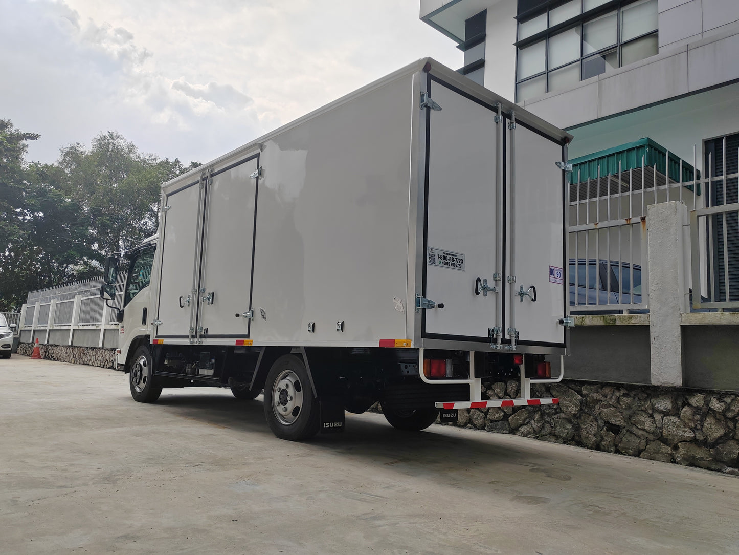 2025 Malaysia ISUZU NMR125 Aluminum Box Body with MS 3mm Steel Chequered Floor